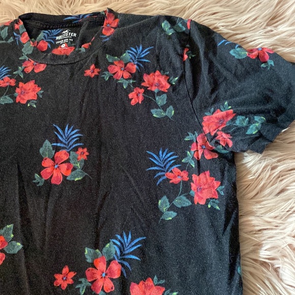 Curved Hem Hollister Tee - Picture 2 of 3